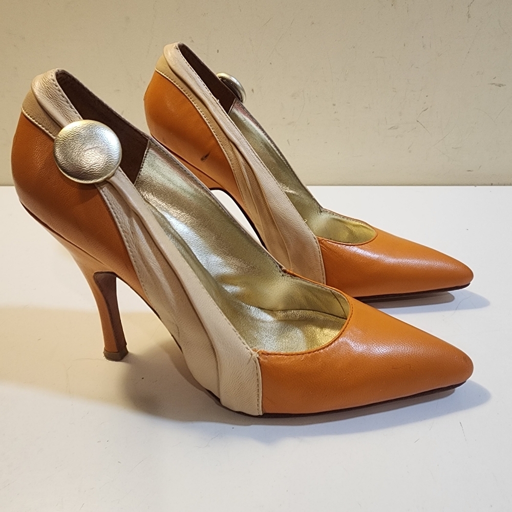 C. Label Two-Tone Orange and Cream Pointed-Toe Heels Sz 7.5